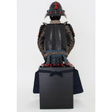 【O-055】Navy and red thread laced chest-fastened black barrel shoulder guards two-piece cuirass armor with twelve-plated helmet (hand-painted traditional lacquer finish):紺赤糸威胸取黒桶側二枚胴具足・十二間兜(手時代塗)