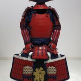 【O-062】Two-Piece Armor with Red Barrel Shoulder Guards, Deep Navy Blue Lacing, and Hand-Painted Lacquer Finish：濃紺糸威赤桶側二枚胴具足（手時代塗）
