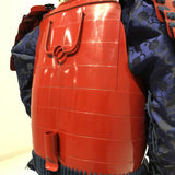 【O-062】Two-Piece Armor with Red Barrel Shoulder Guards, Deep Navy Blue Lacing, and Hand-Painted Lacquer Finish：濃紺糸威赤桶側二枚胴具足（手時代塗）